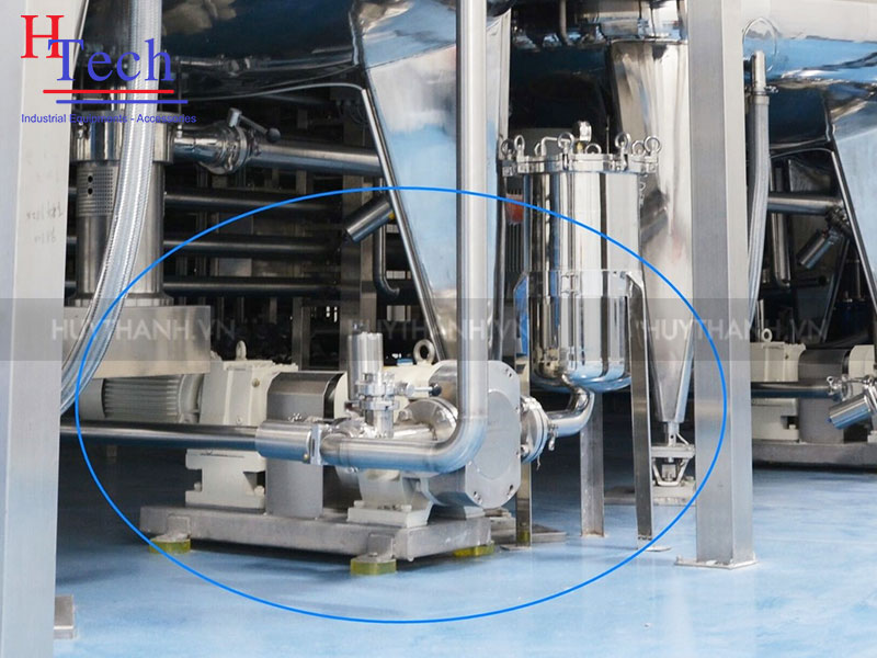 Bơm đồng hóa được lắp đặt thực tế trên dây chuyền sản xuất hóa mỹ phẩm